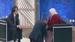 Rus Milletvekili Gülsüm Kabadayı'nın elini öptü