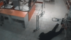 Rusya'da acemi hırsız çıkış turnesine takılarak düştü