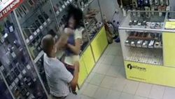 Rusya'da bir adam kadın satıcıyı tek yumrukta yere serdi