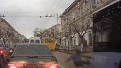 Cep telefonuna bakarak yürüyen Rus'a otobüs çarptı