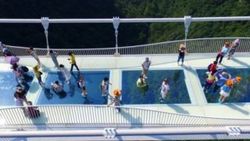 Dünyanın en yüksek cam köprüsünde bungee jumping keyfi