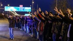 Bahçeli'nin bozkurt işaretiyle geçişi