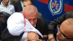 Gedik'in babası cenazeye kelepçeyle katıldı