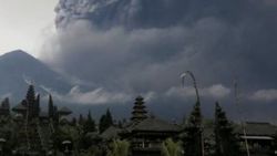 Bali'de harekete geçen yanardağ endişelendiriyor