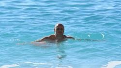 Kaş'ta turistler denize girdi, ağaçlar çiçek açtı