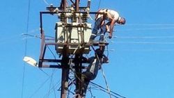 Elektrik işçisi akıma kapıldığı direkte mahsur kaldı
