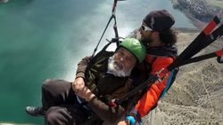 İlçeye turist çekmek için 64 yaşında paraşütle atladı