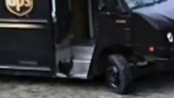 Kargo arabasına atlayıp çiftlikten firar eden tavuk