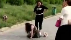 Kocasının metresini sokak ortasında dövdü