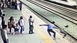İntihar etmek isteyen kadın son anda engellendi - VİDEO