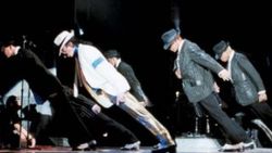 Michael Jackson'ın 45 derece eğimle durduran ayakkabıları