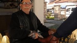 73 yıldır aynı cami önünde ayakkabı boyuyor