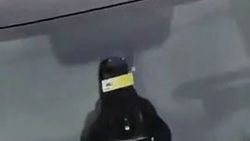 Yoluna park eden araçların üstünden geçen yaya