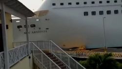 Yolcu gemisi limana çarptı
