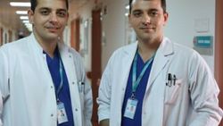İkiz doktorlar 33 yıldır iki bedende tek hayat sürüyor
