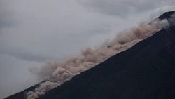 Fuego Yanardağı'nda sıcak kaya ve tortu akıntısı