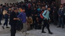 Van'da 3 katlı evde 244 kaçak yakalandı