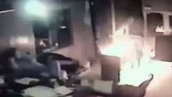 Sobayı yakmak için benzin dökünce alevlerin arasında kaldı