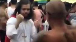 Jesus, sokak kavgasına karıştı