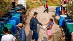 Mexico City'de kadınlar su idaresine el koydu