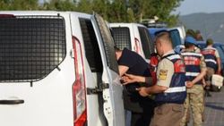 Güçlük çıkaran darbeci askerler ayrı araçlarda getirildi