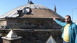 Tarihi hamamın kubbesinden kurşun levhalar çalındı