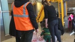 Pistten çıkan uçağın kargo bölümü boşaltılıyor