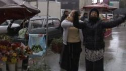 Taksim'de kar yağışını göbek atarak kutladılar