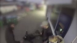 Gasba uğrayan kadını yolda geçen adam kurtardı