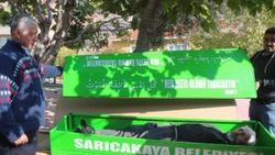 Tabutun sağlamlığını içine girip kontrol etti