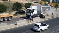 TIR'ın metrelerce sürüklediği araçtan sağ çıktılar