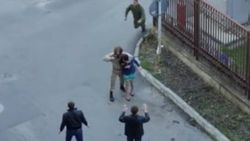 Filmi gerçek sanan nöbetçi asker kızı kurtardı