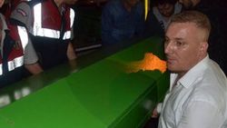 Kızının gözleri önünde yıldırım çarptı