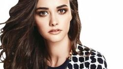 Hande Soral el de öpüyor, ayak da yıkıyor