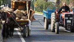 Hurda için trafiği tehlikeye attılar