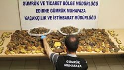 Sürücü otomobilin akaryakıt deposuna kehribar taşı gizledi