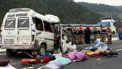 Kahramanmaraş'ta minibüs, kamyona çarptı: 9 ölü