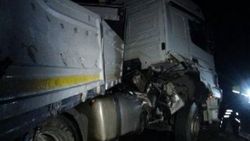 Kars’ta buzlu yolda kayan tır kayalıklara çarptı