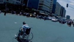 Trafikte mahsur kalan engelliye siper oldu