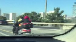 İstanbul'da motosiklete bebeğiyle binen çift kamerada