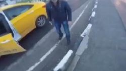 Taksici, motosiklet sürücüsüne bıçak çekti