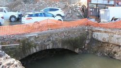 Yıkılan evin altından köprü çıktı, inşaat durdu