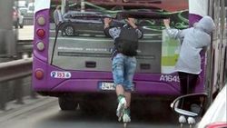 Patenli gençlerin otobüs arkasındaki tehlikeli yolcuğu
