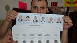 Görme engelli kişi özel şablonla oy kullandı