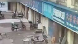 Çinli dükkan sahibi patlamanın etkisiyle dışarı uçtu