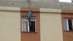 Anahtarı içerde unutan baba, oğlunu çatıdan sarkıttı