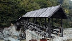 Rize’de yağmurdan korumak için köprünün üzeri kapatıldı