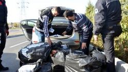 Eski polis, kaçak sigarayla yakalandı