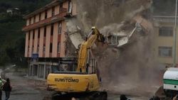 Rize'de altından dere geçen binanın yıkımı yapıldı