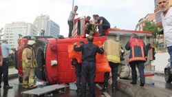 Şişli’de göreve giden itfaiye aracı devrildi